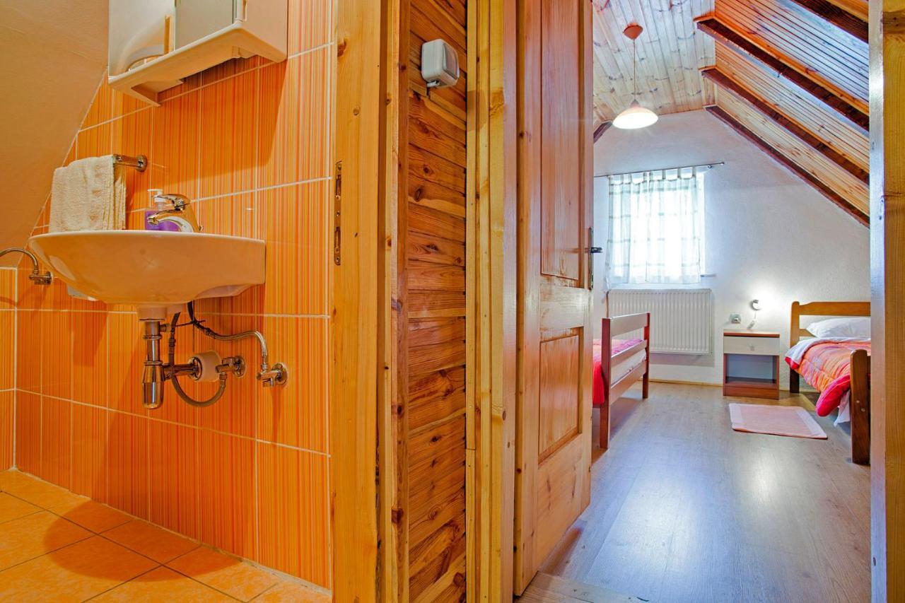Andrea In Sertic Poljana - Haus Fuer 6 Personen Plitvička Jezera Esterno foto