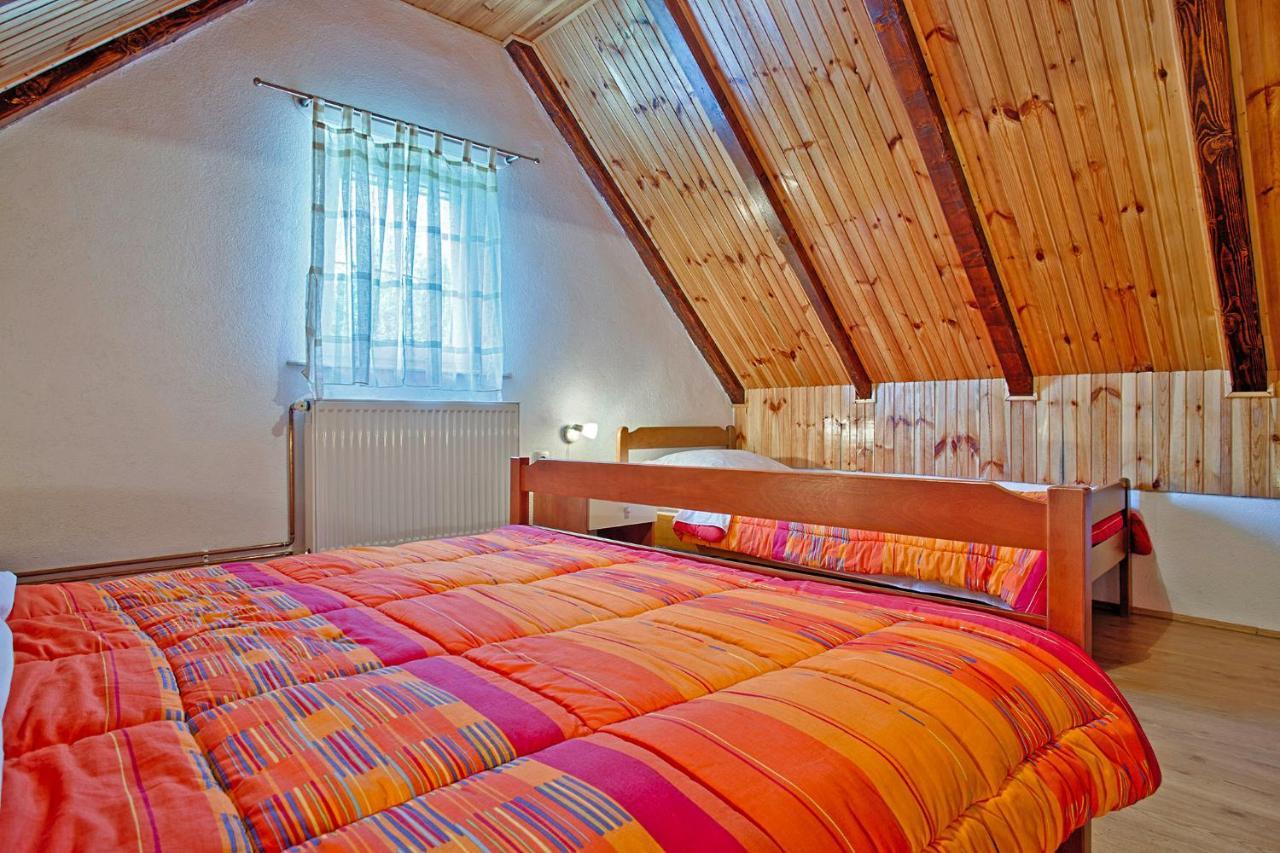 Andrea In Sertic Poljana - Haus Fuer 6 Personen Plitvička Jezera Esterno foto